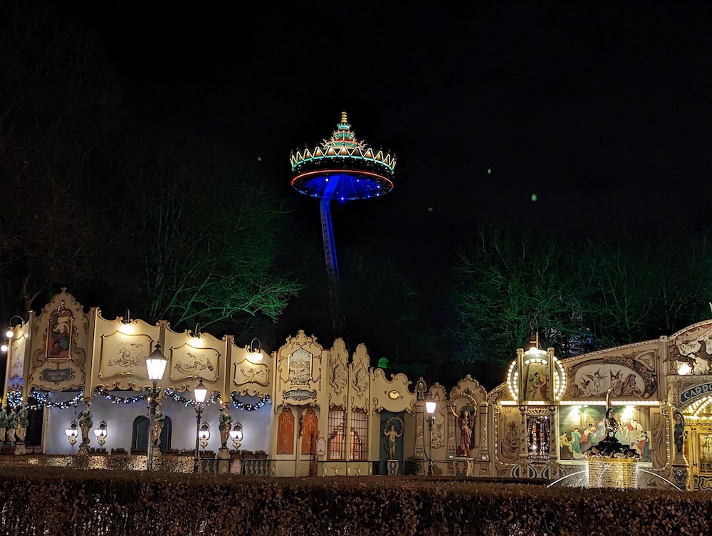 The Pagode Ride at night